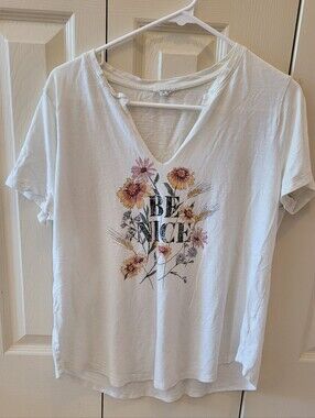 Maurice's Be Nice Floral Graphic V-Neck Tee - White/Cream Size LARGE